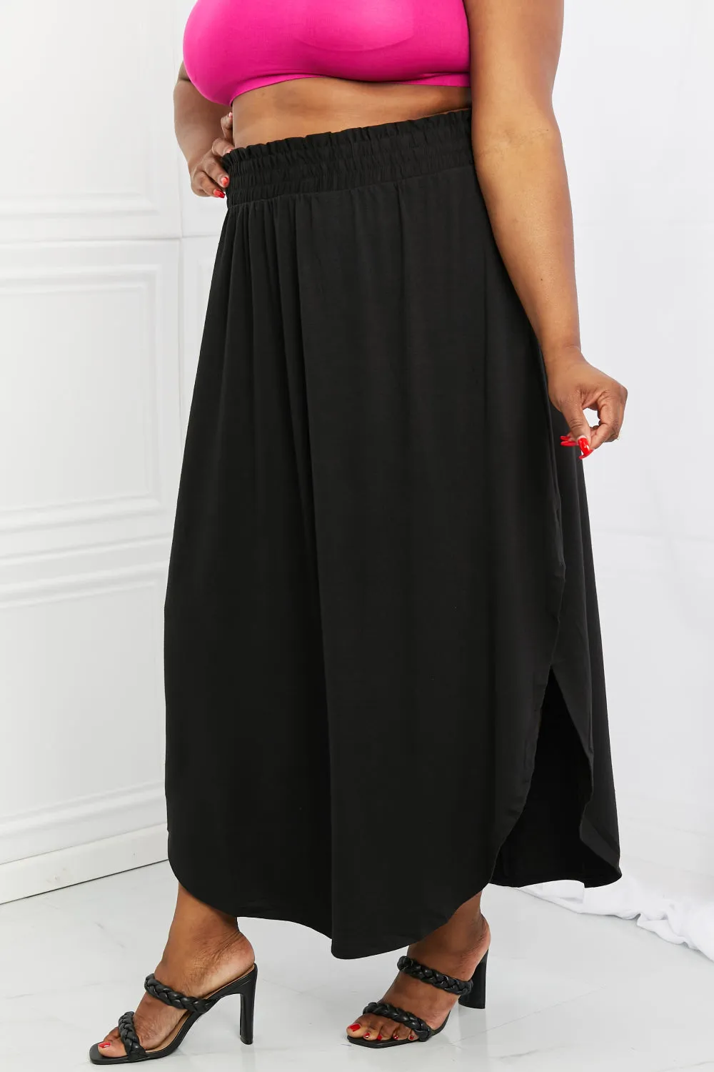 Side Scoop Scrunch Skirt in Black