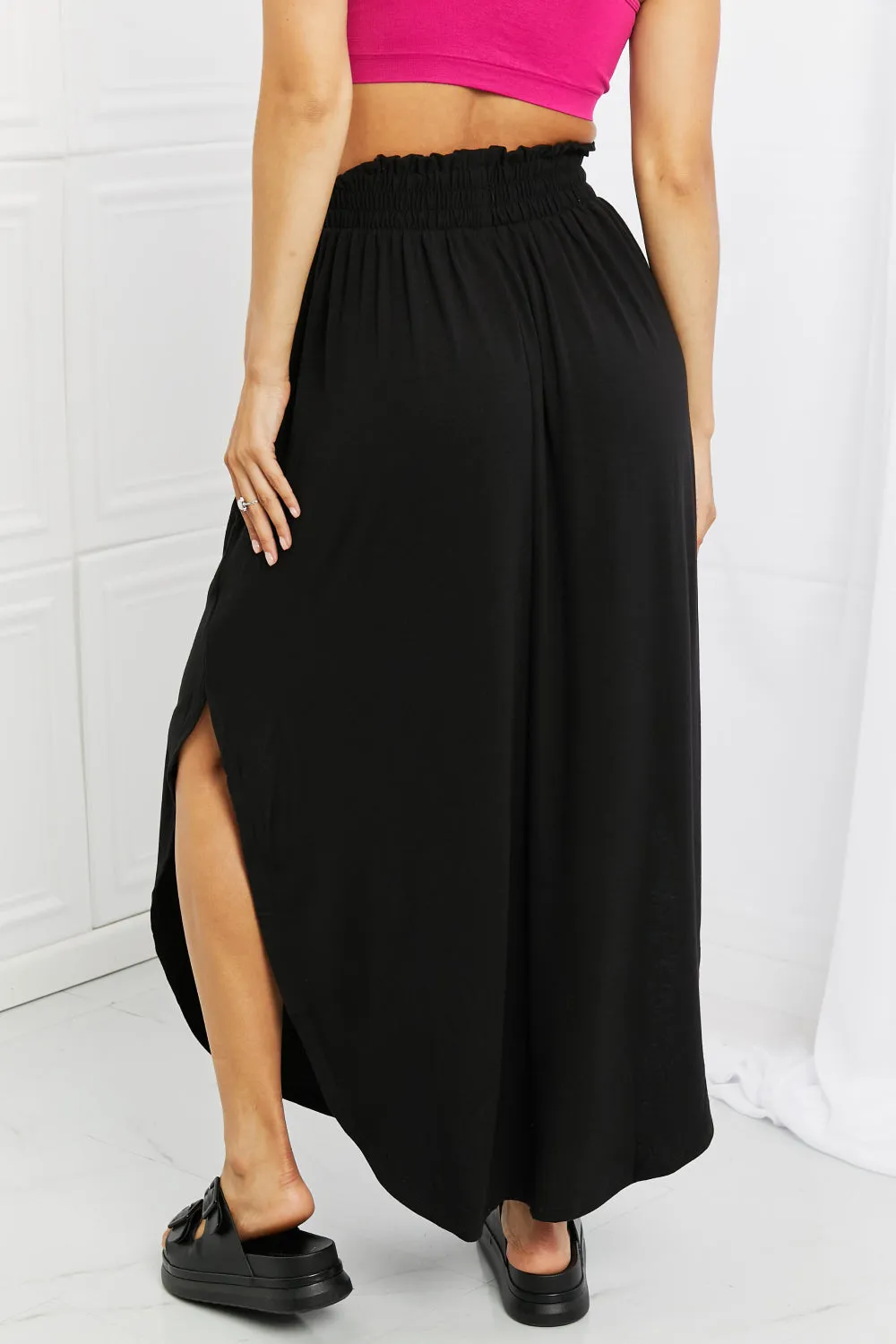 Side Scoop Scrunch Skirt in Black