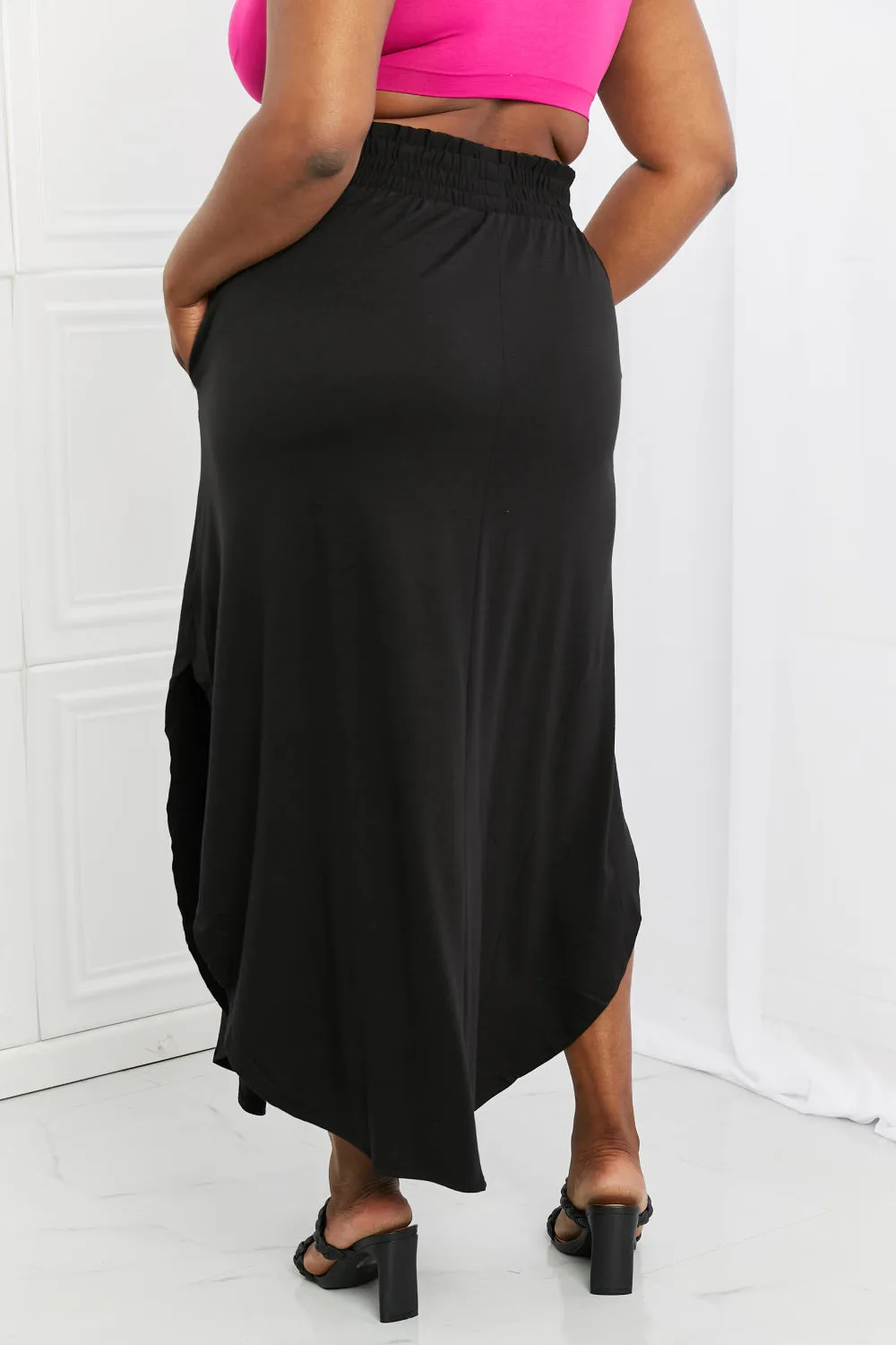 Side Scoop Scrunch Skirt in Black