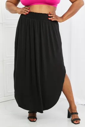 Side Scoop Scrunch Skirt in Black